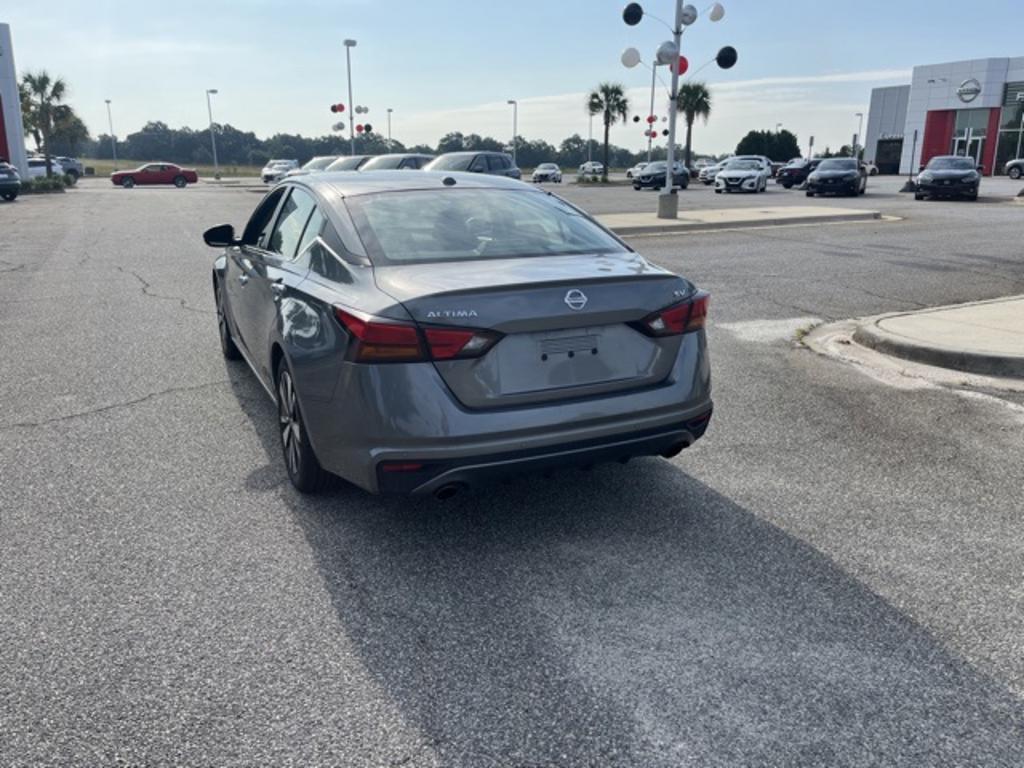 2022 Nissan Altima - $22,000