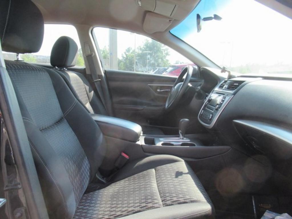 2016 Nissan Altima - $13,000