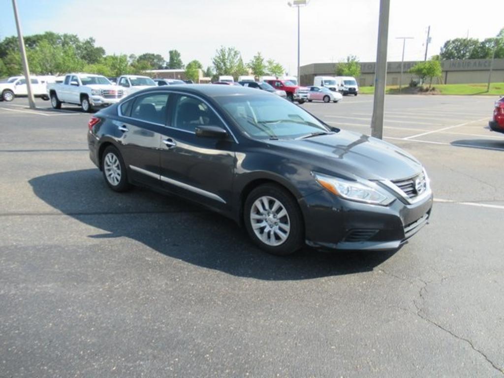 2016 Nissan Altima - $13,000