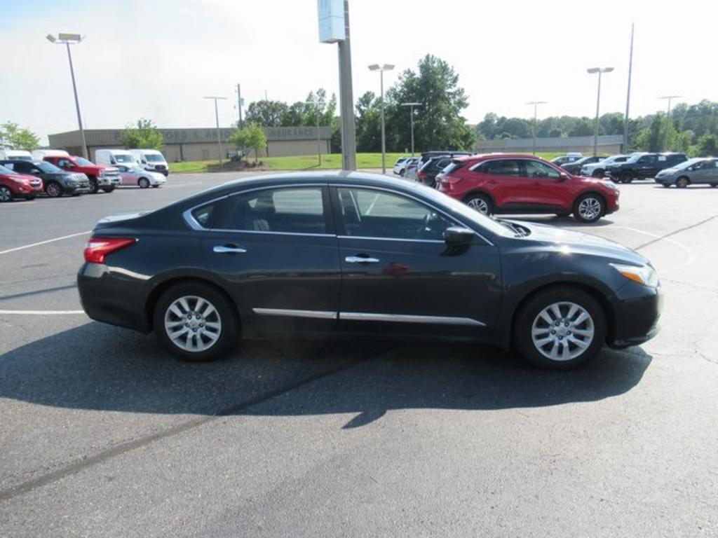 2016 Nissan Altima - $13,000