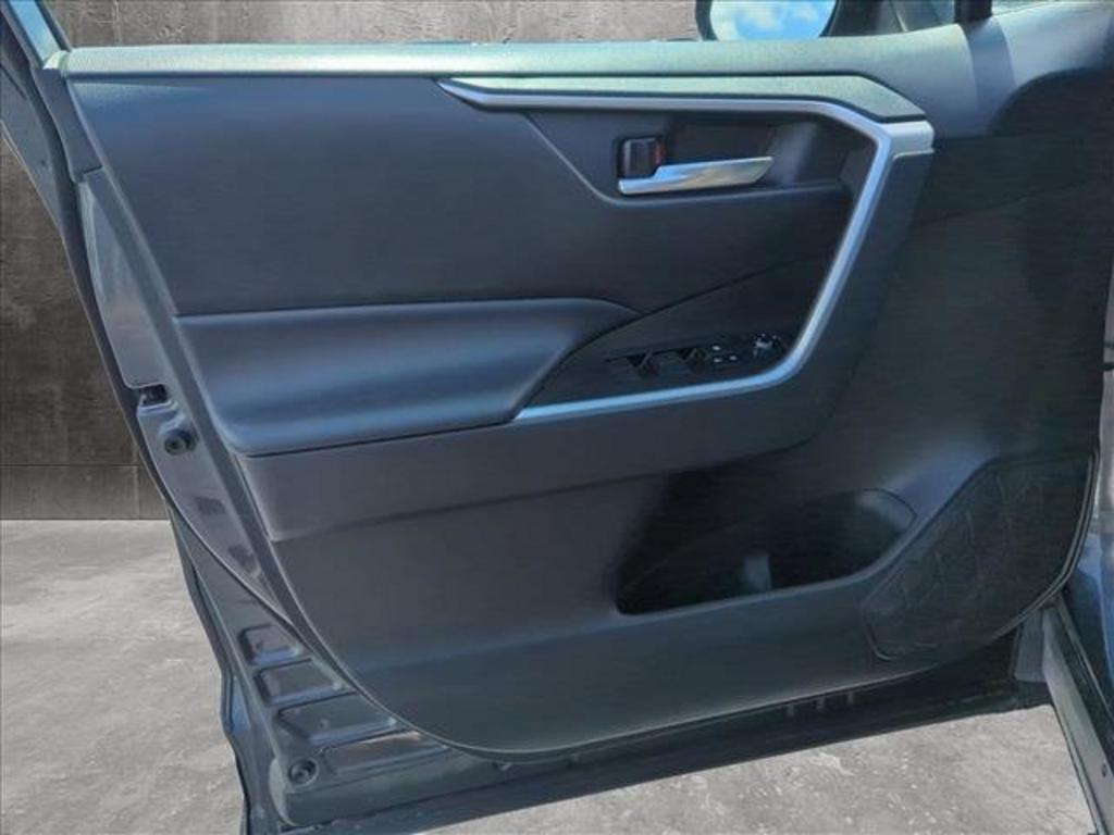 2021 Toyota RAV4 XLE photo