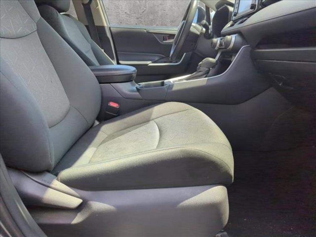 2021 Toyota RAV4 XLE photo