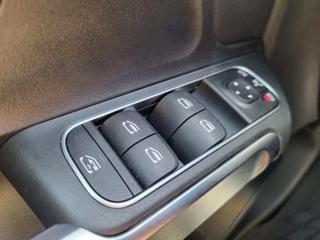 2022 Mercedes-Benz GLB - $40,500