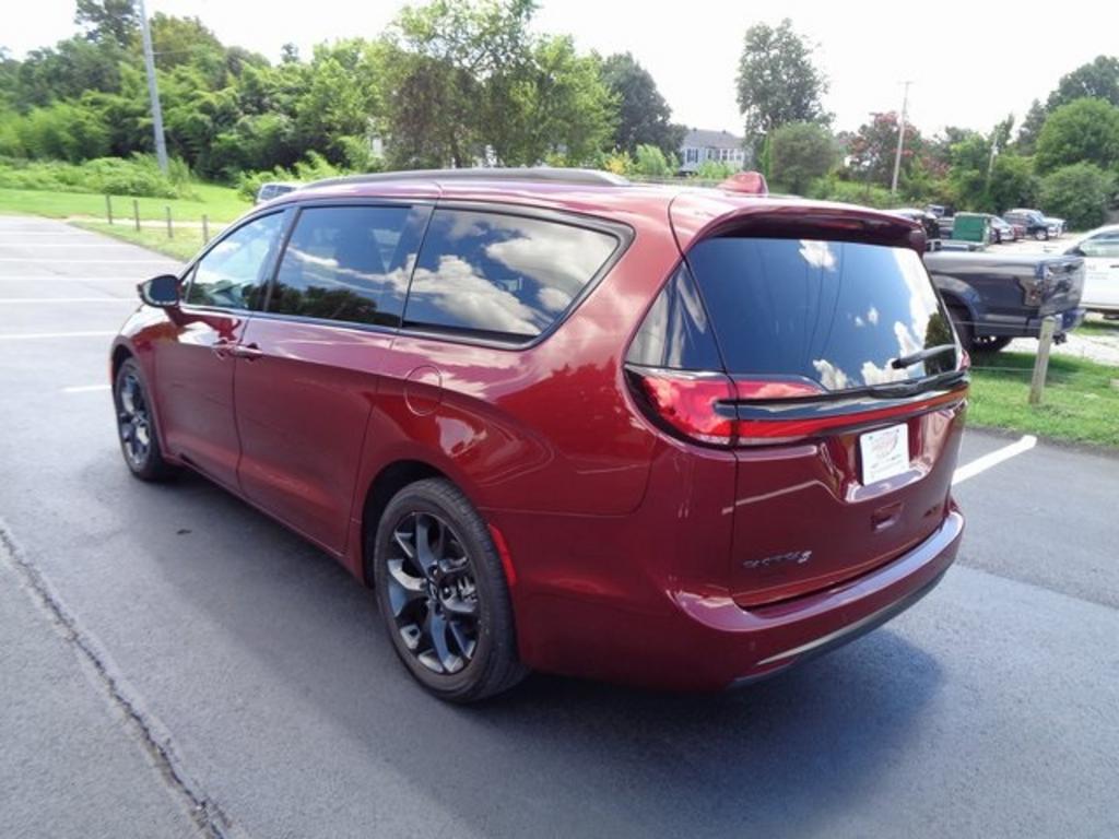 2021 Chrysler Pacifica Touring photo