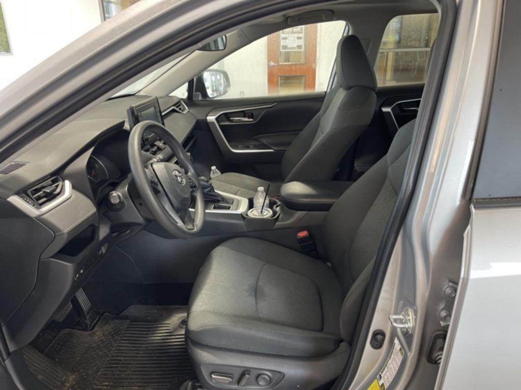 2022 Toyota RAV4 - $32,000