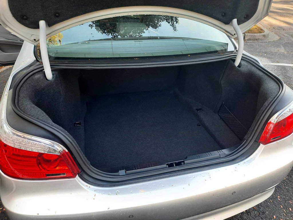 2009 BMW 5-Series 528i photo