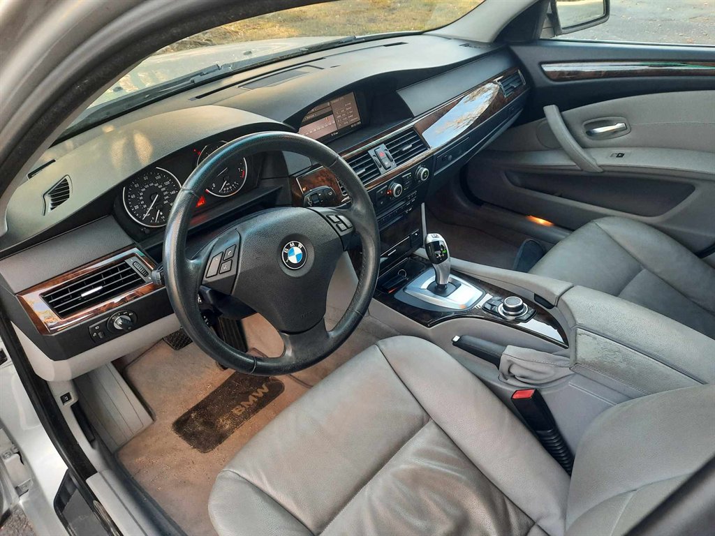 2009 BMW 5-Series 528i photo