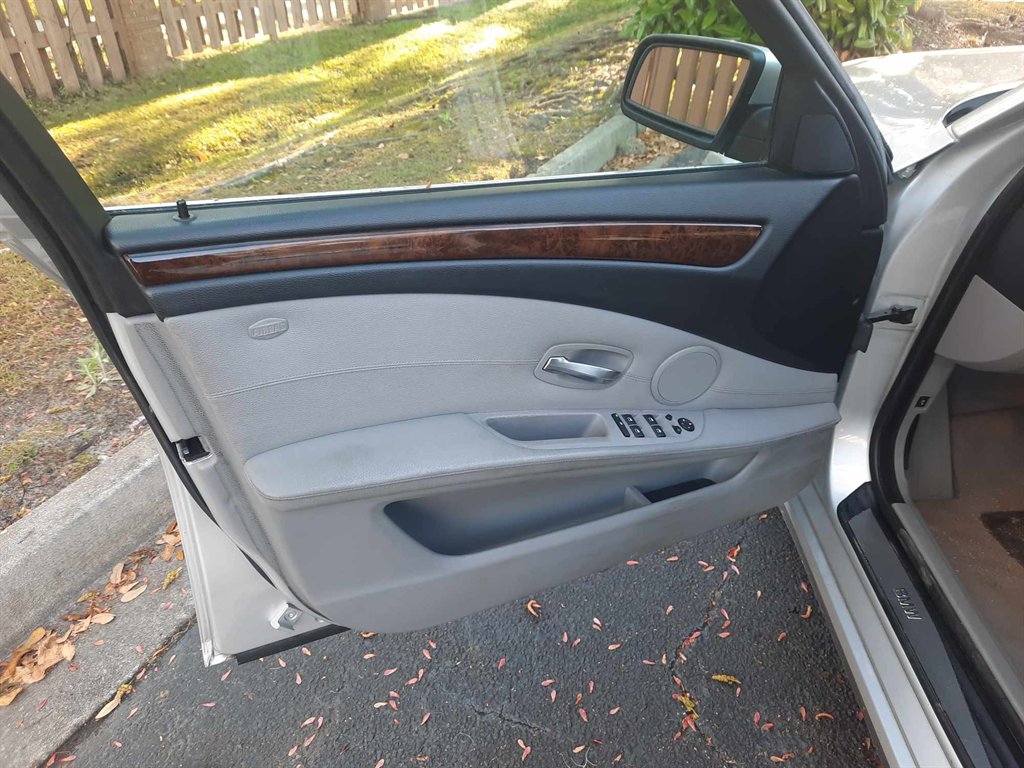 2009 BMW 5-Series 528i photo