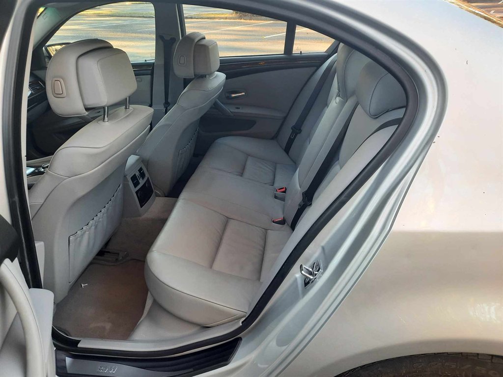 2009 BMW 5-Series 528i photo