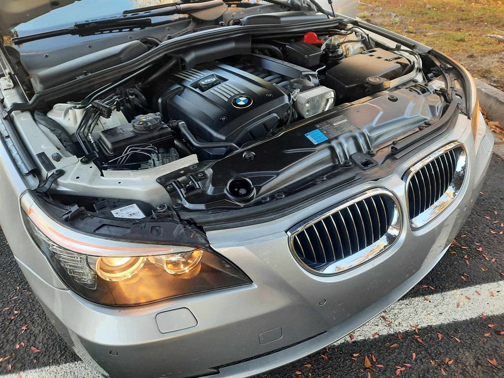 2009 BMW 5-Series 528i photo