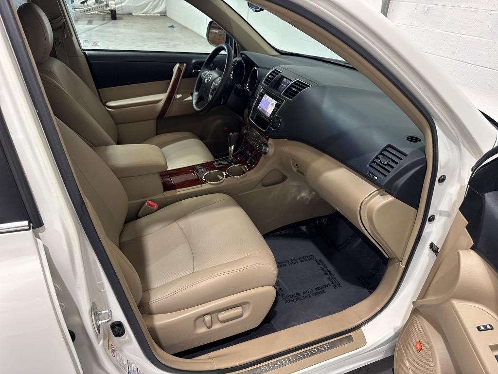 2013 Toyota Highlander - $14,995
