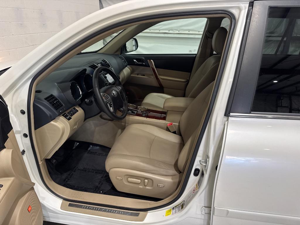 2013 Toyota Highlander - $14,995