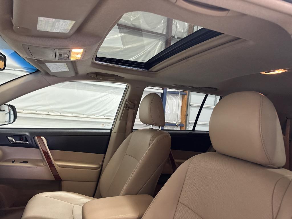 2013 Toyota Highlander - $14,995