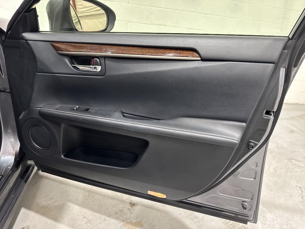 2013 Lexus ES - $16,995