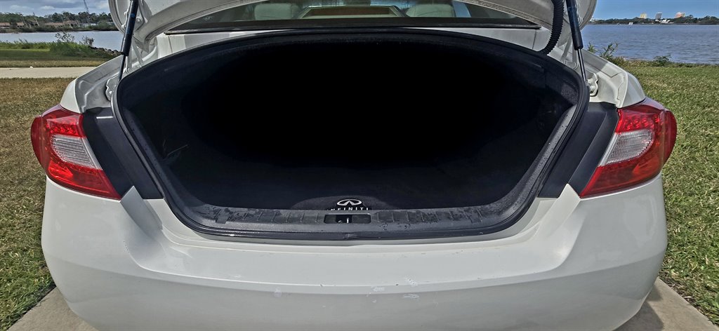2012 INFINITI M - $10,999