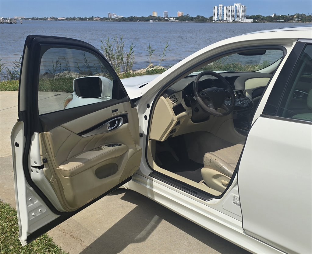2012 INFINITI M - $10,999