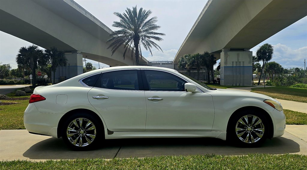 2012 INFINITI M - $10,999
