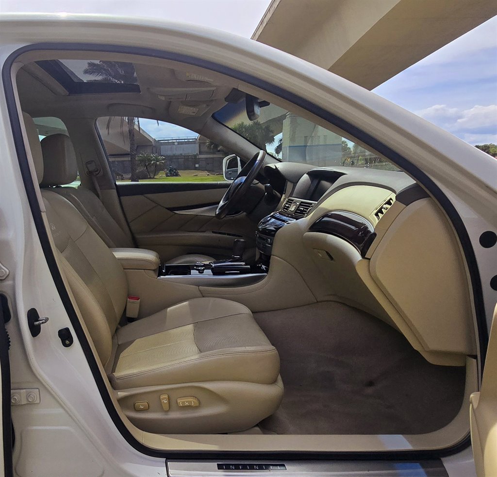 2012 INFINITI M - $10,999