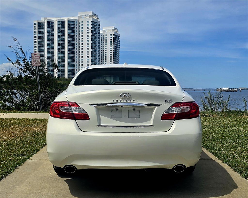 2012 INFINITI M - $10,999