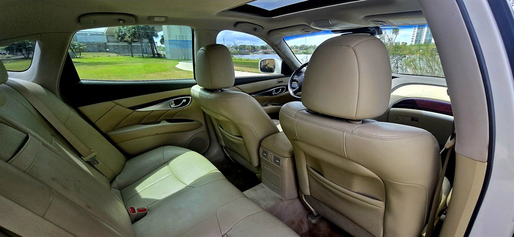 2012 INFINITI M - $10,999
