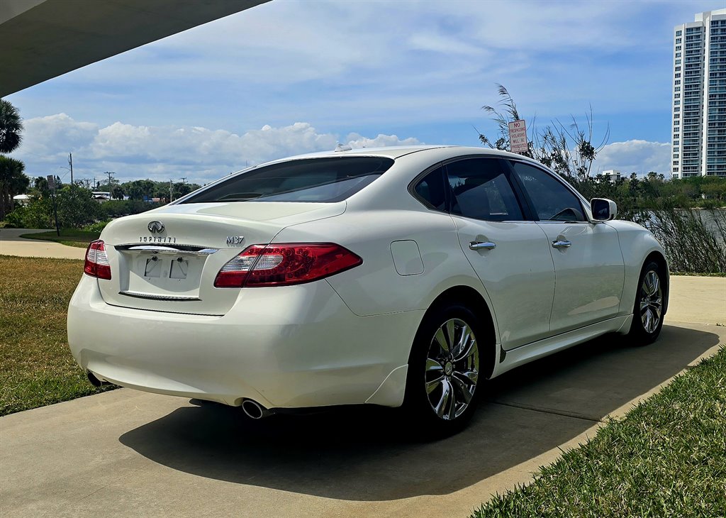 2012 INFINITI M - $10,999