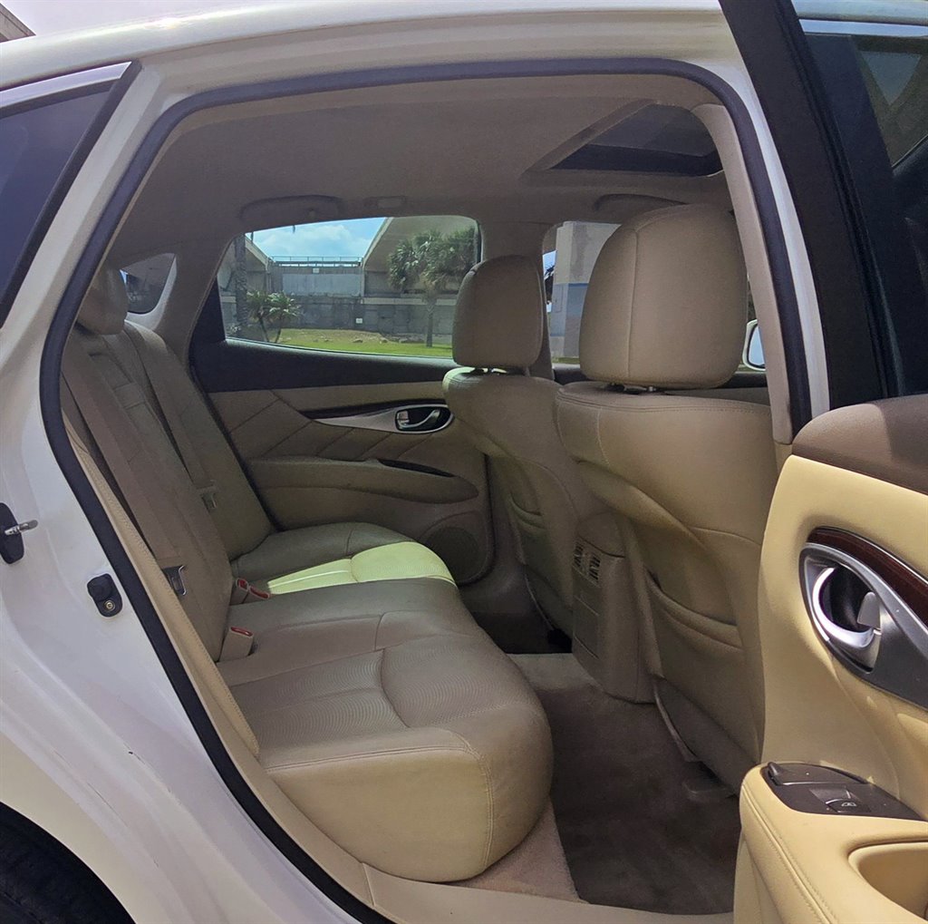 2012 INFINITI M - $10,999