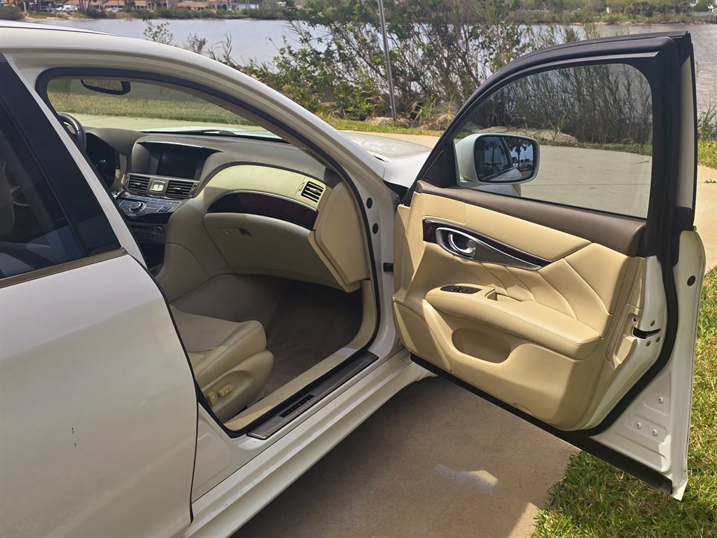 2012 INFINITI M - $10,999