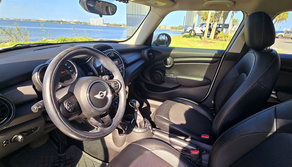 2016 MINI Cooper photo