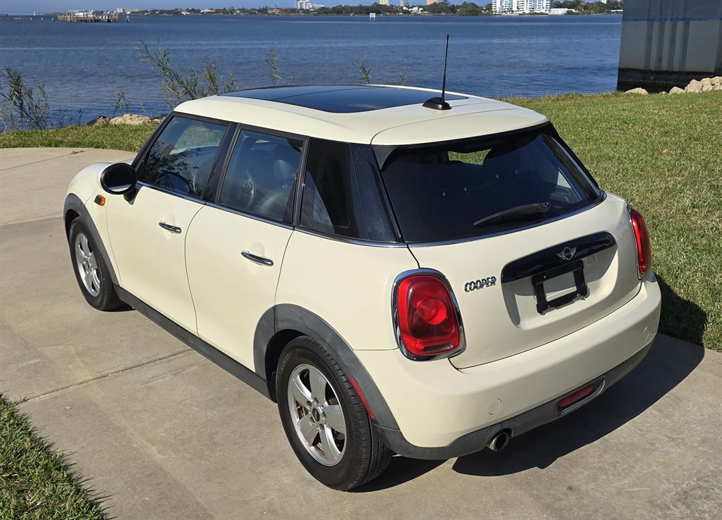 2016 MINI Cooper photo