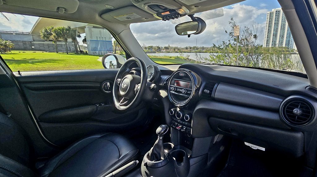 2016 MINI Cooper photo