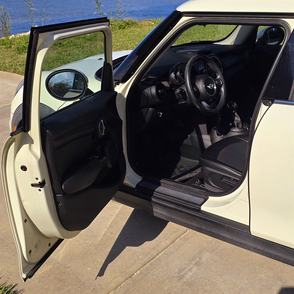 2016 MINI Cooper photo