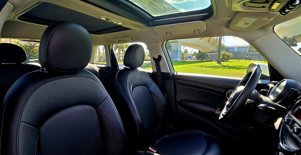 2016 MINI Cooper photo