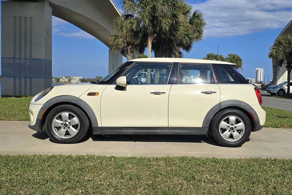 2016 MINI Cooper photo
