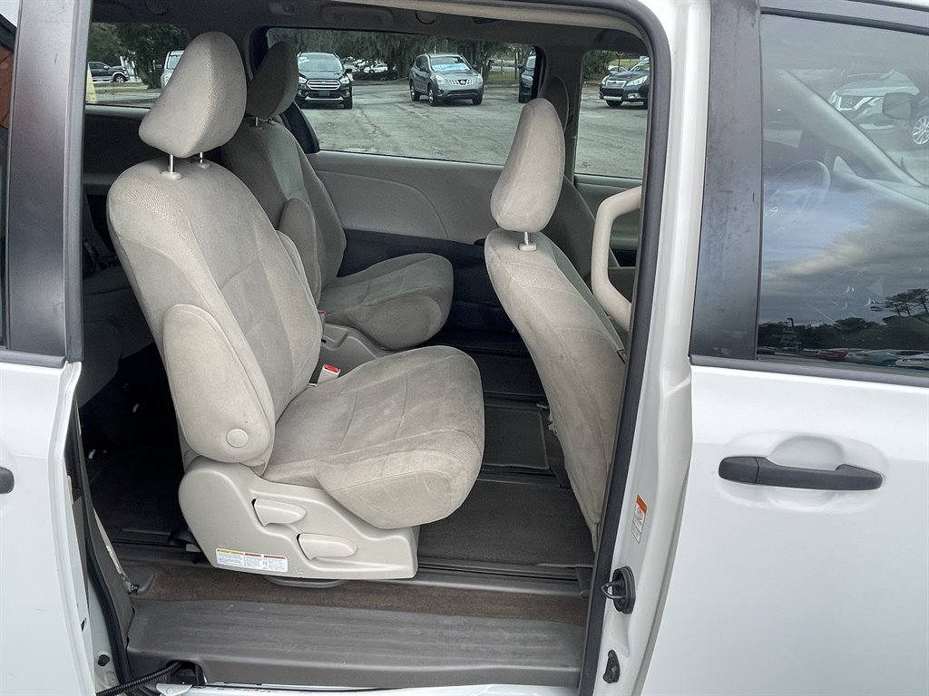 2018 Toyota Sienna - $19,995