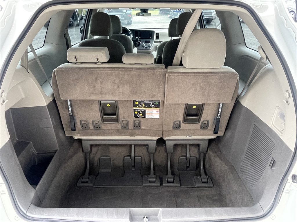 2018 Toyota Sienna - $19,995