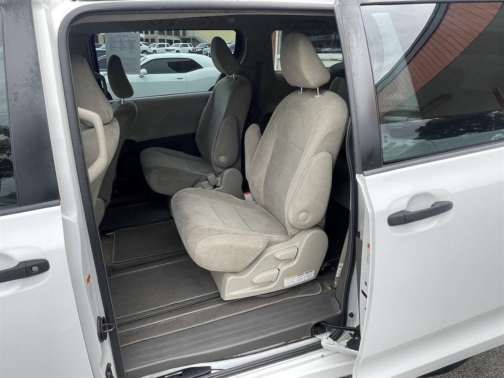 2018 Toyota Sienna - $19,995
