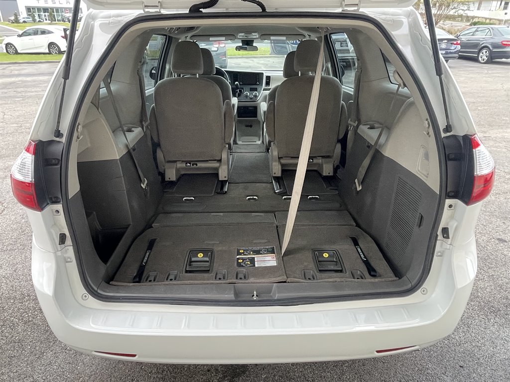 2018 Toyota Sienna - $19,995