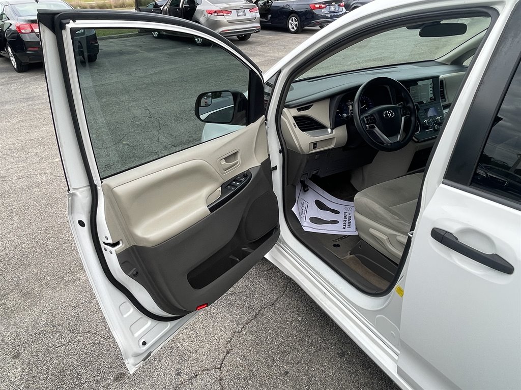 2018 Toyota Sienna - $19,995