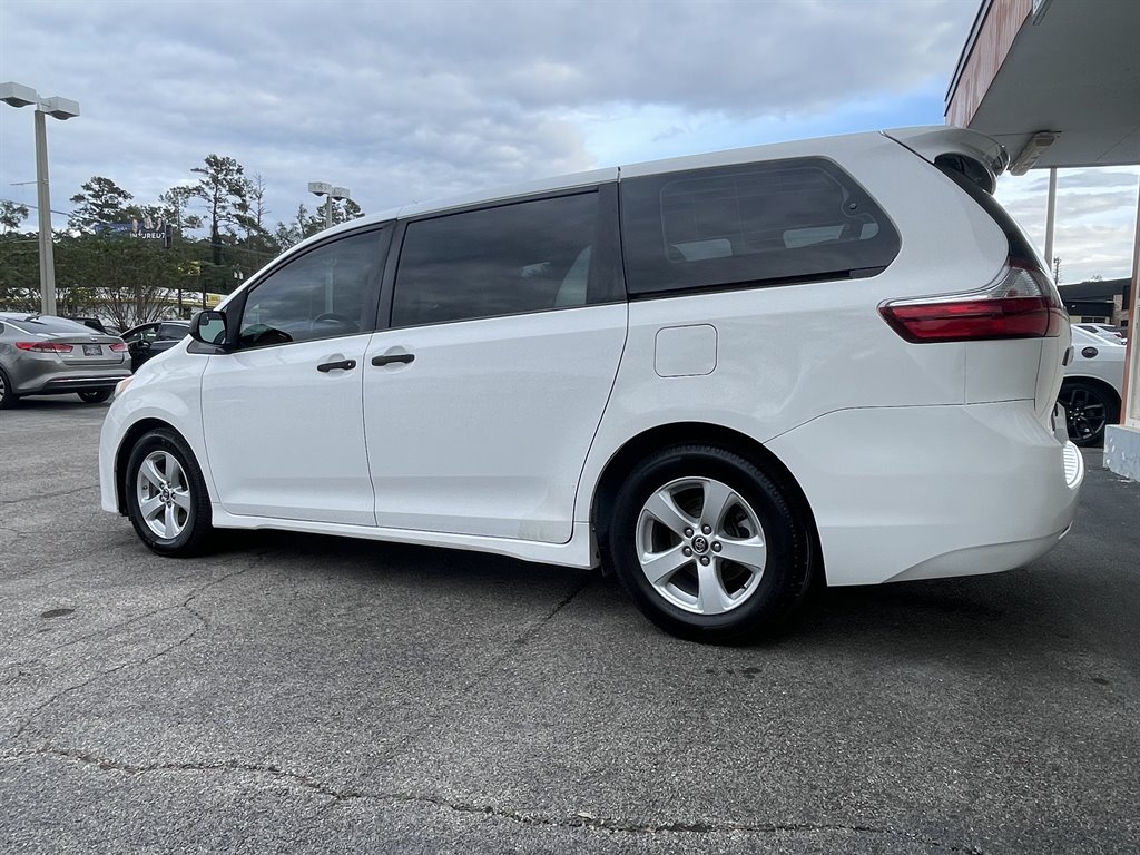 2018 Toyota Sienna - $19,995