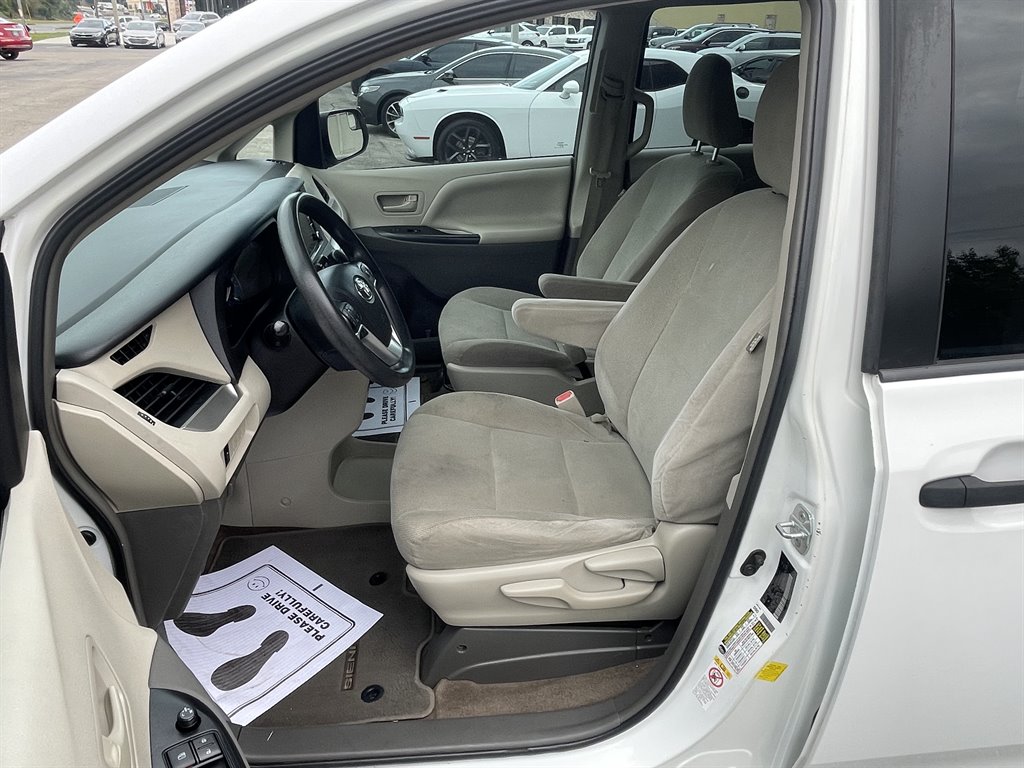 2018 Toyota Sienna - $19,995