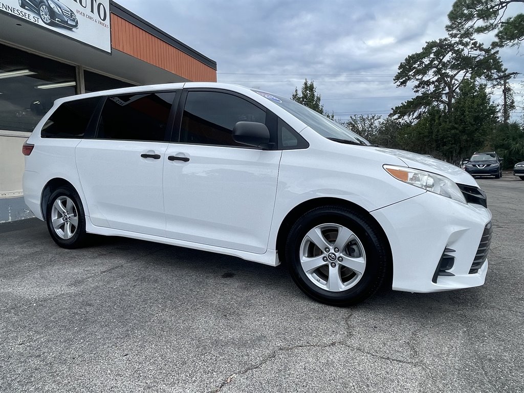 2018 Toyota Sienna - $19,995