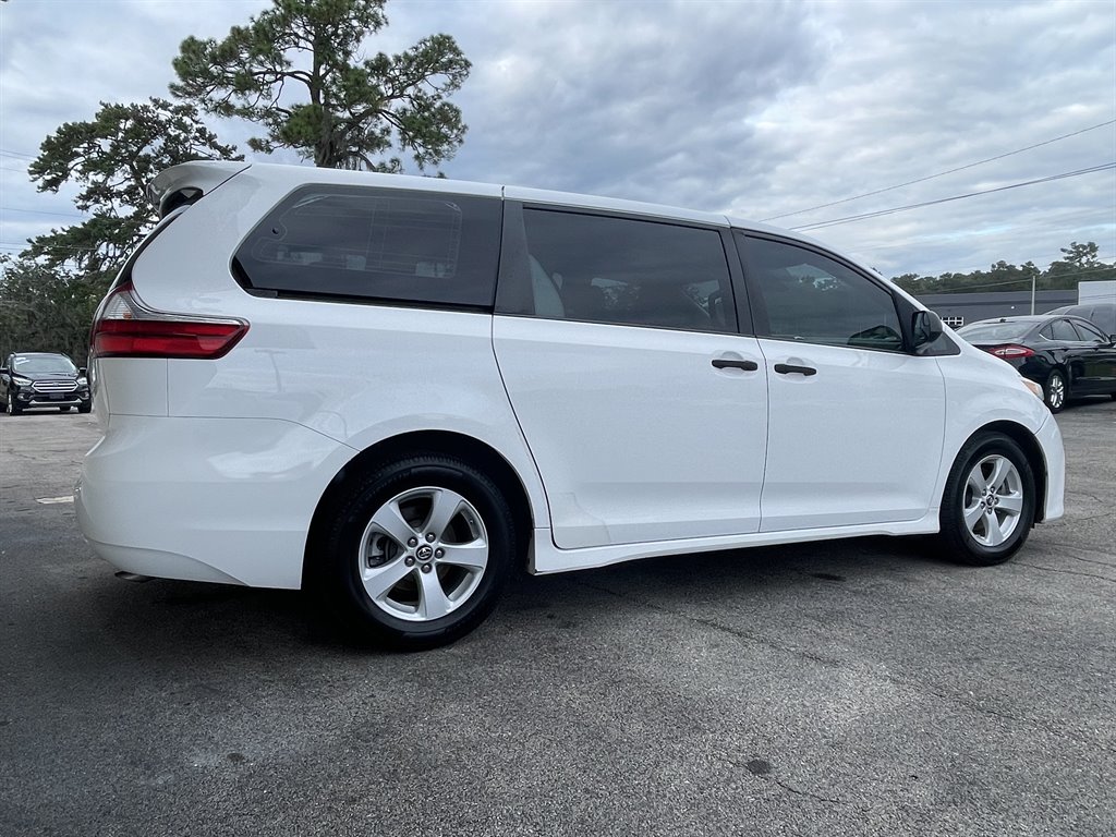 2018 Toyota Sienna - $19,995