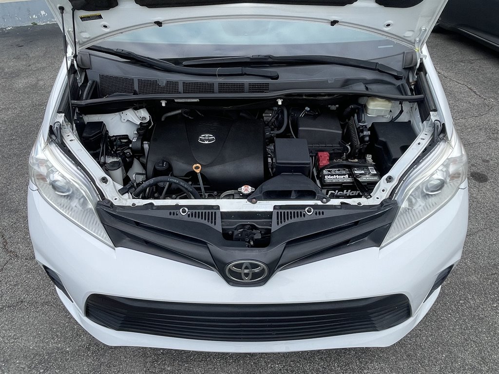2018 Toyota Sienna - $19,995