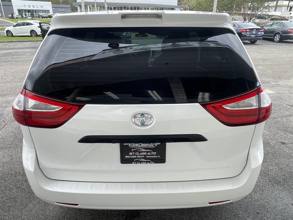 2018 Toyota Sienna - $19,995