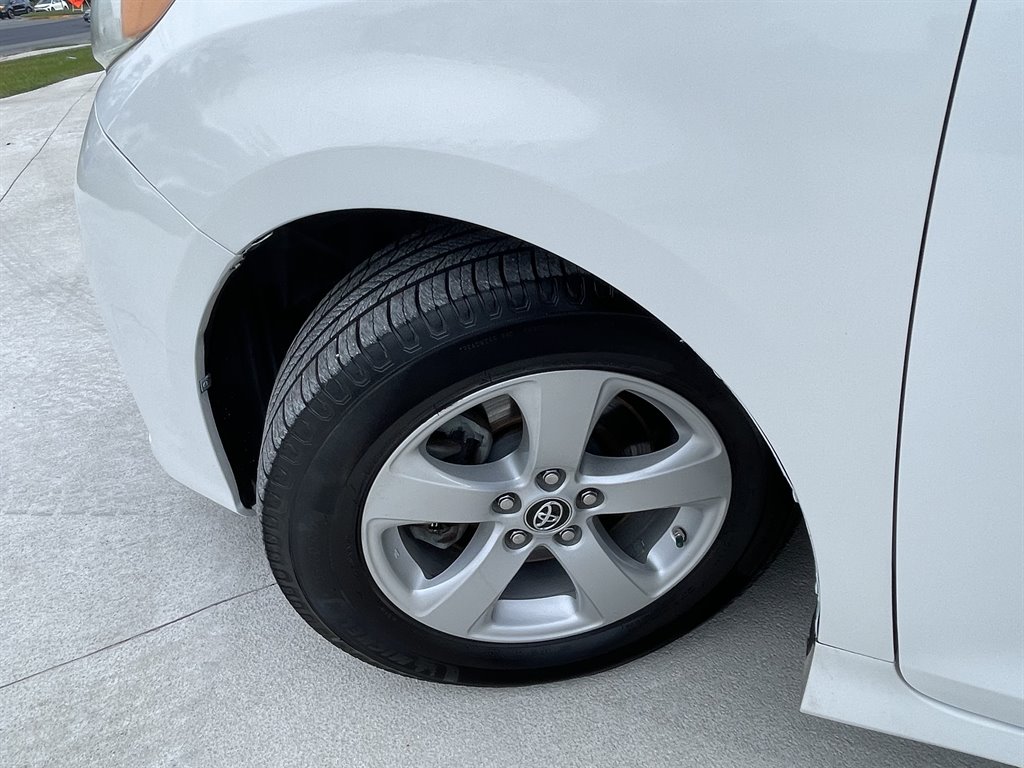 2018 Toyota Sienna - $19,995