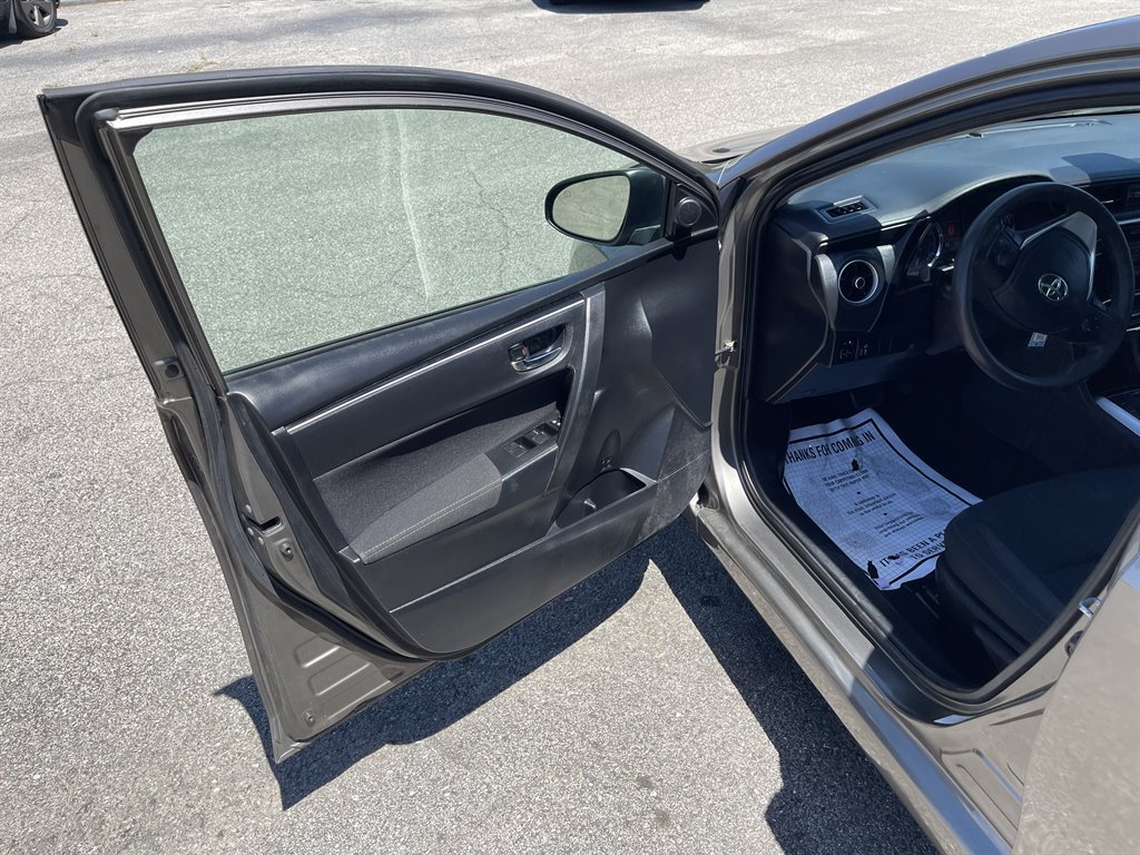 2019 Toyota Corolla LE photo