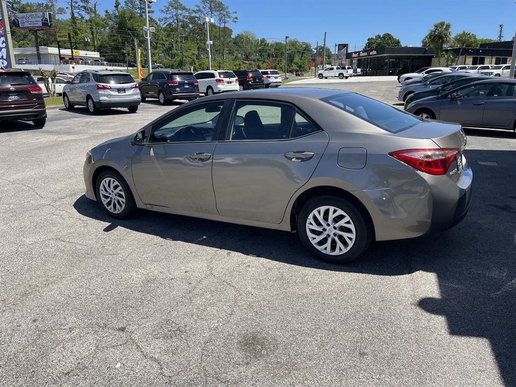 2019 Toyota Corolla LE photo