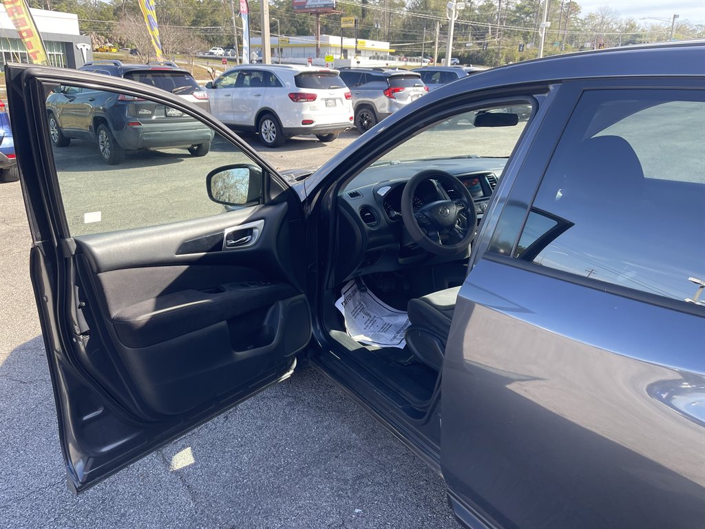 2014 Nissan Pathfinder - $10,995