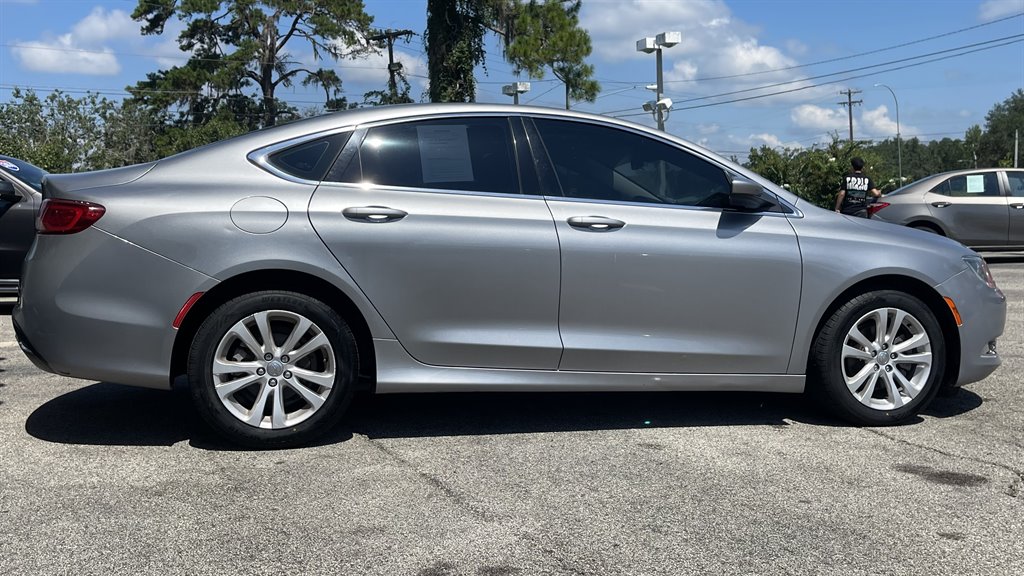 2016 Chrysler 200 - $8,995