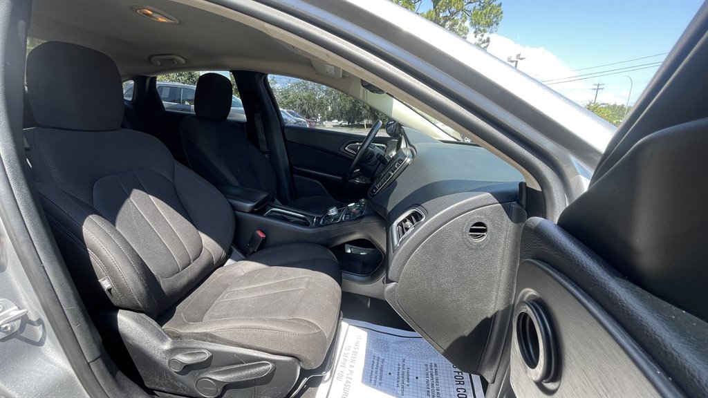 2016 Chrysler 200 - $8,995